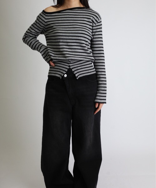 Vini（ヴィニ）の「ストライプボーダー オフショルダー 長袖ニット（Tシャツ/カットソー・レディース・ホワイト/グレー・LARGE）」の2枚目の写真