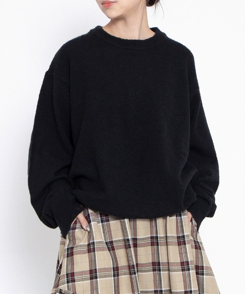 PUNYUS（プニュズ）の「クルーネックカラーニット（ニット/セーター・レディース・サックスブルー/ライトピンク/ブラック/グレー/グリーン/イエロー・1/2/3/4）」の2枚目の写真