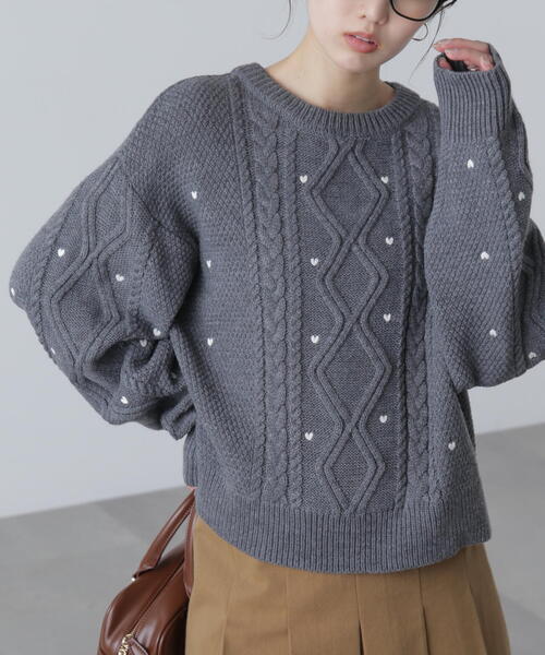 FREE'S MART(フリーズマート)の「◆ハート刺繍ケーブルニット(ニット/セーター・レディース・グレー/ホワイト/レッド・FREE)」の2枚目の写真
