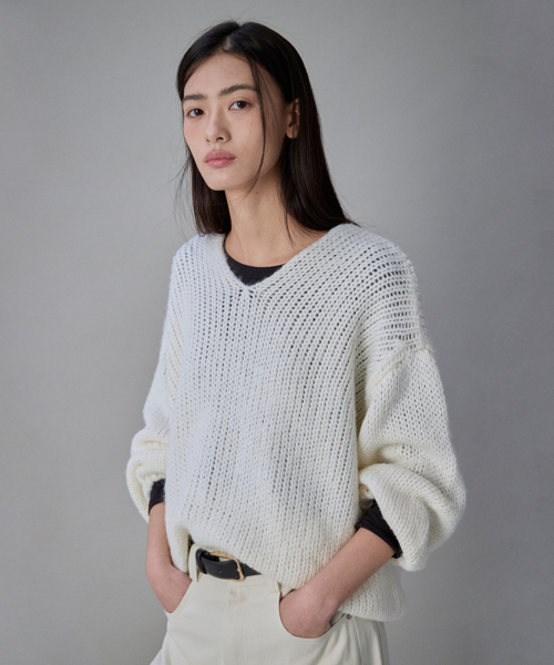 COQUET(コケット)の「Coquet Volume V-Neck Knit Sweater Ecru Ivory(ニット/セーター・レディース・アイボリー・FREE)」の3枚目の写真