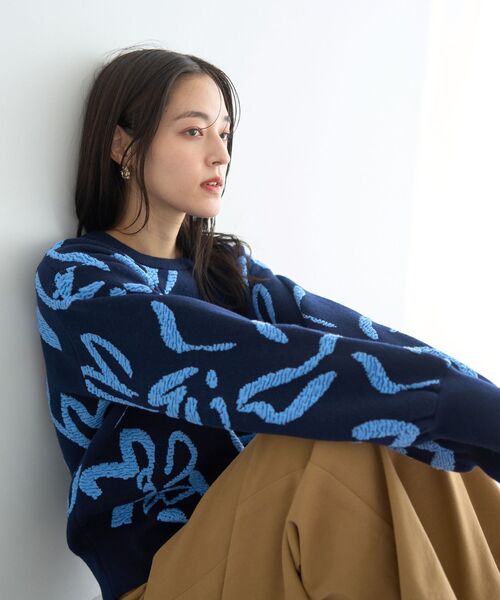 YECCA VECCA(イェッカヴェッカ)の「アート柄ふくれジャガードニット(ニット/セーター・レディース・ネイビー/ブラック/アイボリー・FREE)」の1枚目の写真