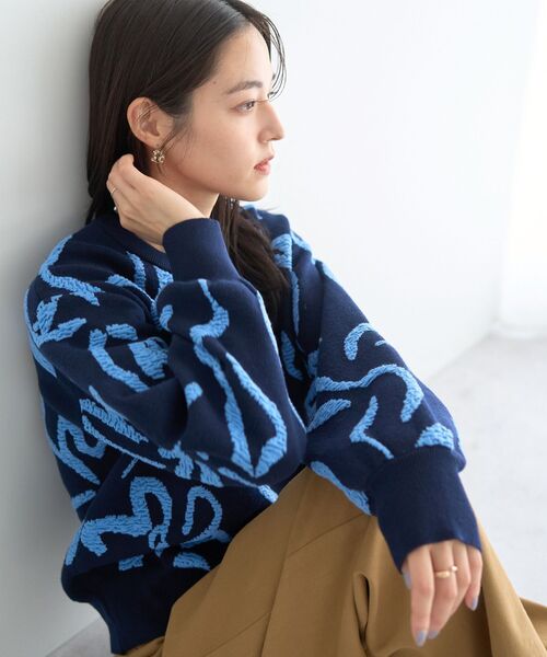 YECCA VECCA(イェッカヴェッカ)の「アート柄ふくれジャガードニット(ニット/セーター・レディース・ネイビー/ブラック/アイボリー・FREE)」の7枚目の写真