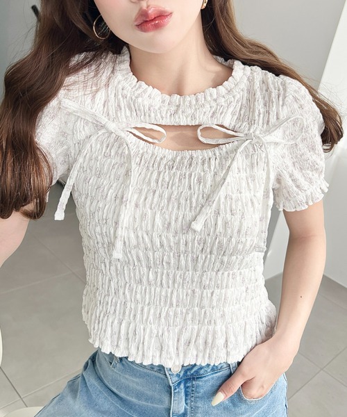 moment+(モーメントプラス)の「花柄プリントフロントオープンボレロデザイン半袖シャーリングトップス(Tシャツ/カットソー・レディース・ホワイト系その他/ブラック/ナチュラル・M)」の1枚目の写真