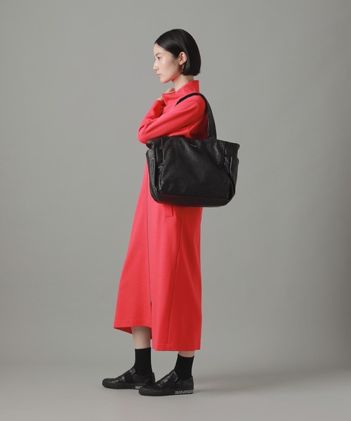 ZUCCa(ズッカ)の「EMBOSSバッグ / バッグ(ショルダーバッグ・レディース・シルバー/ブラック・FREE)」の4枚目の写真