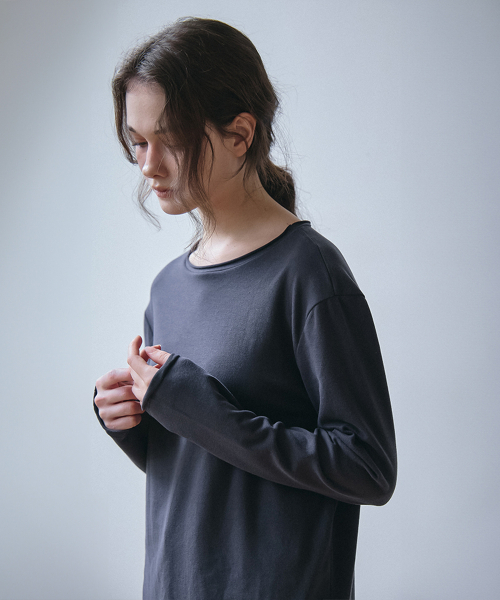 VEM.VER（ベンバー）の「ロウエッジロングスリーブTシャツ_チャコール（Tシャツ/カットソー・レディース・チャコール・FREE）」の4枚目の写真