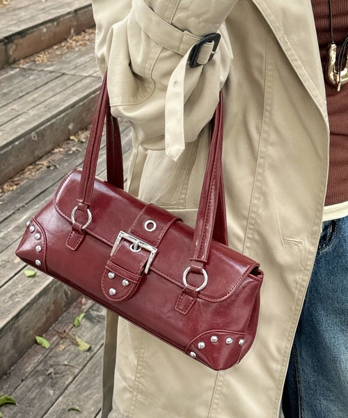 FINEnough(ファインナフ)の「スタッズ付きミニボストンバッグ(ショルダーバッグ・レディース・ブラック/キャメル/ブラウン/レッド・FREE)」の1枚目の写真