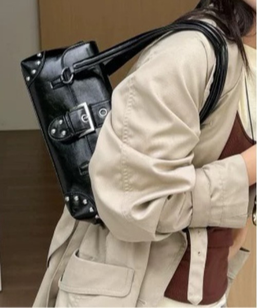 FINEnough(ファインナフ)の「スタッズ付きミニボストンバッグ(ショルダーバッグ・レディース・ブラック/キャメル/ブラウン/レッド・FREE)」の2枚目の写真