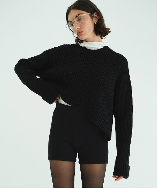 CLANE（クラネ）の「ASYMMETRY WIDE SHORT KNIT TOPS（ニット/セーター・レディース・レッド/ブラック/アイボリー・1/2）」の2枚目の写真