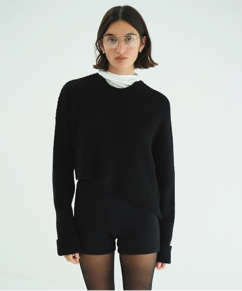 CLANE（クラネ）の「ASYMMETRY WIDE SHORT KNIT TOPS（ニット/セーター・レディース・レッド/ブラック/アイボリー・1/2）」の4枚目の写真