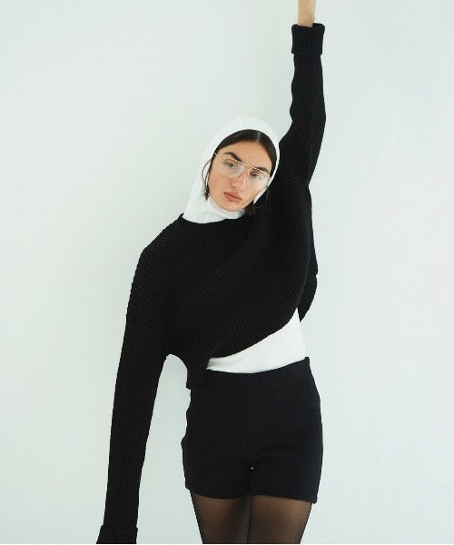 CLANE（クラネ）の「ASYMMETRY WIDE SHORT KNIT TOPS（ニット/セーター・レディース・レッド/ブラック/アイボリー・1/2）」の10枚目の写真