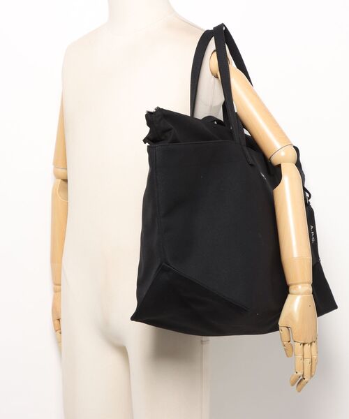 A.P.C.（アーペーセー）の「LE DRUMMER TOILE/トートバッグ（トートバッグ・レディース・オフホワイト・ONESIZE）」の6枚目の写真