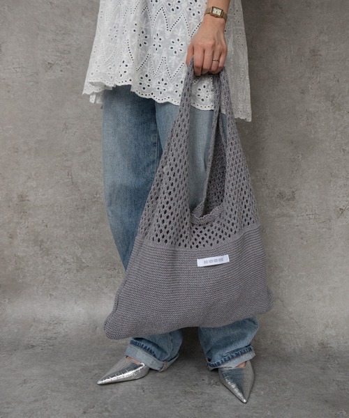 SHE HER HER HERS(シーハーハーハーズ)の「トライアングルニットバッグ(トートバッグ・レディース・ブラウン/チャコールグレー/アイボリー・FREE)」の3枚目の写真