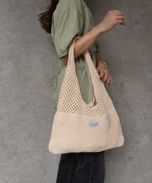 SHE HER HER HERS(シーハーハーハーズ)の「トライアングルニットバッグ(トートバッグ・レディース・ブラウン/チャコールグレー/アイボリー・FREE)」の2枚目の写真