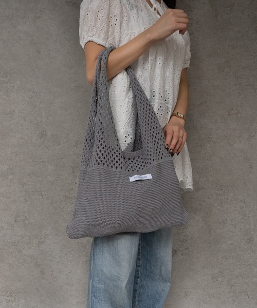 SHE HER HER HERS(シーハーハーハーズ)の「トライアングルニットバッグ(トートバッグ・レディース・ブラウン/チャコールグレー/アイボリー・FREE)」の4枚目の写真