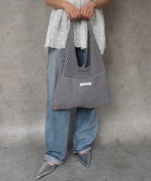 SHE HER HER HERS(シーハーハーハーズ)の「トライアングルニットバッグ(トートバッグ・レディース・ブラウン/チャコールグレー/アイボリー・FREE)」の5枚目の写真