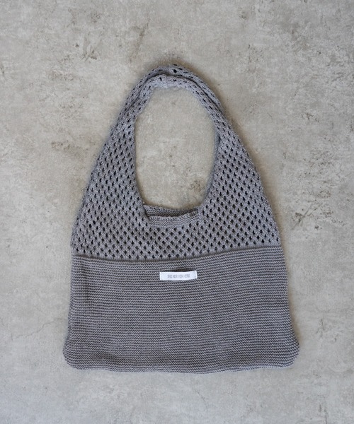 SHE HER HER HERS(シーハーハーハーズ)の「トライアングルニットバッグ(トートバッグ・レディース・ブラウン/チャコールグレー/アイボリー・FREE)」の6枚目の写真