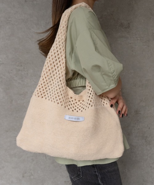 SHE HER HER HERS(シーハーハーハーズ)の「トライアングルニットバッグ(トートバッグ・レディース・ブラウン/チャコールグレー/アイボリー・FREE)」の8枚目の写真