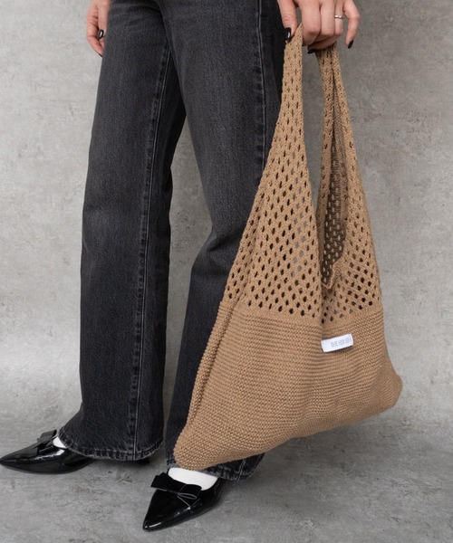 SHE HER HER HERS(シーハーハーハーズ)の「トライアングルニットバッグ(トートバッグ・レディース・ブラウン/チャコールグレー/アイボリー・FREE)」の11枚目の写真