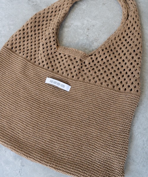 SHE HER HER HERS(シーハーハーハーズ)の「トライアングルニットバッグ(トートバッグ・レディース・ブラウン/チャコールグレー/アイボリー・FREE)」の14枚目の写真