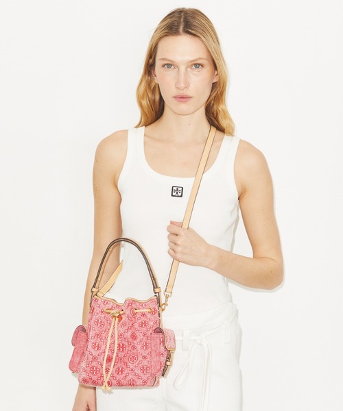 TORY BURCH（トリーバーチ）の「Tモノグラム デニム バケットバッグ（ショルダーバッグ・レディース・レッド・ONE SIZE）」の2枚目の写真