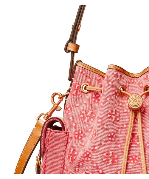 TORY BURCH（トリーバーチ）の「Tモノグラム デニム バケットバッグ（ショルダーバッグ・レディース・レッド・ONE SIZE）」の6枚目の写真