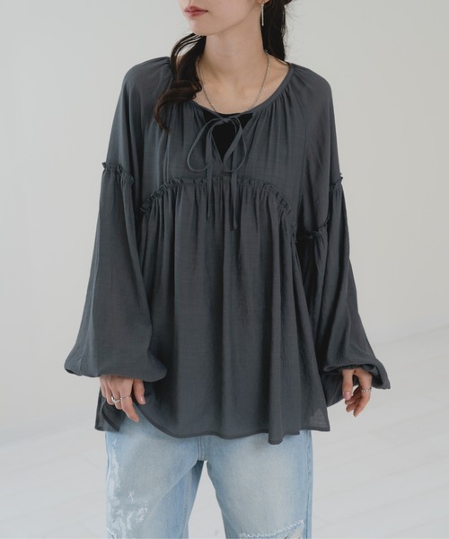 refinedworks(リファインドワークス)の「【refinedworks】春カラー の シアー ギャザー ブラウス(シャツ/ブラウス・レディース・イエロー/ブルー/チャコールグレー・FREE)」の2枚目の写真