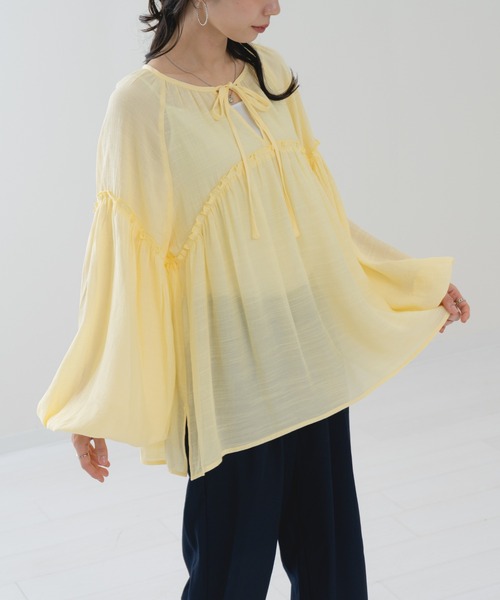 refinedworks(リファインドワークス)の「【refinedworks】春カラー の シアー ギャザー ブラウス(シャツ/ブラウス・レディース・イエロー/ブルー/チャコールグレー・FREE)」の3枚目の写真