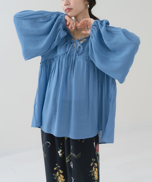 refinedworks(リファインドワークス)の「【refinedworks】春カラー の シアー ギャザー ブラウス(シャツ/ブラウス・レディース・イエロー/ブルー/チャコールグレー・FREE)」の4枚目の写真