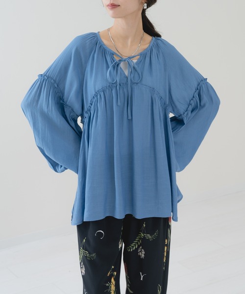 refinedworks(リファインドワークス)の「【refinedworks】春カラー の シアー ギャザー ブラウス(シャツ/ブラウス・レディース・イエロー/ブルー/チャコールグレー・FREE)」の5枚目の写真