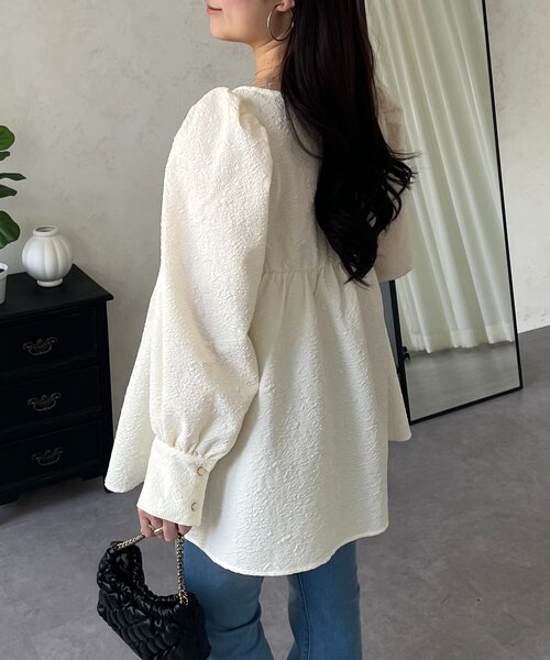 prose verse（プロズヴェール）の「フロントシャーリングパフスリーブジャガードペプラムブラウス（シャツ/ブラウス・レディース・ブラック/サックスブルー/アイボリー・MEDIUM/LARGE）」の8枚目の写真