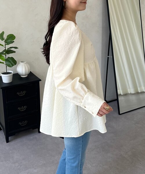 prose verse（プロズヴェール）の「フロントシャーリングパフスリーブジャガードペプラムブラウス（シャツ/ブラウス・レディース・ブラック/サックスブルー/アイボリー・MEDIUM/LARGE）」の13枚目の写真