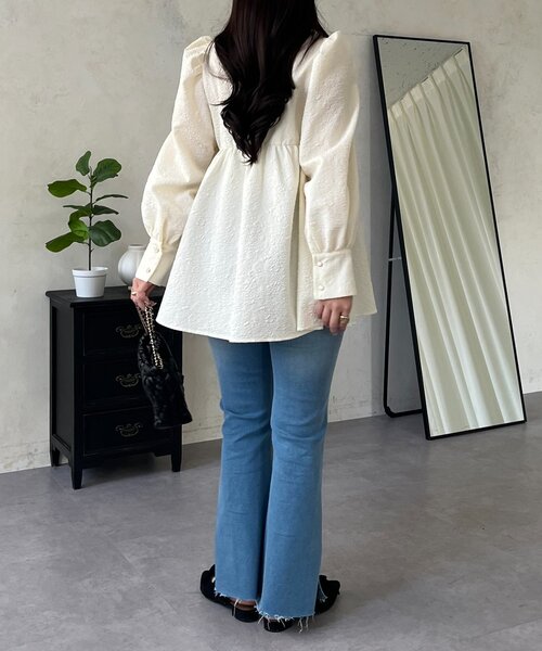 prose verse（プロズヴェール）の「フロントシャーリングパフスリーブジャガードペプラムブラウス（シャツ/ブラウス・レディース・ブラック/サックスブルー/アイボリー・MEDIUM/LARGE）」の18枚目の写真