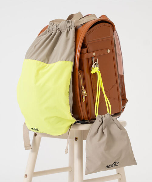 and D. petit main（アンドディープティマイン）の「【撥水】バイカラー巾着（バックパック/リュック・キッズ・ベージュ/ラベンダー/チャコール・F）」の5枚目の写真