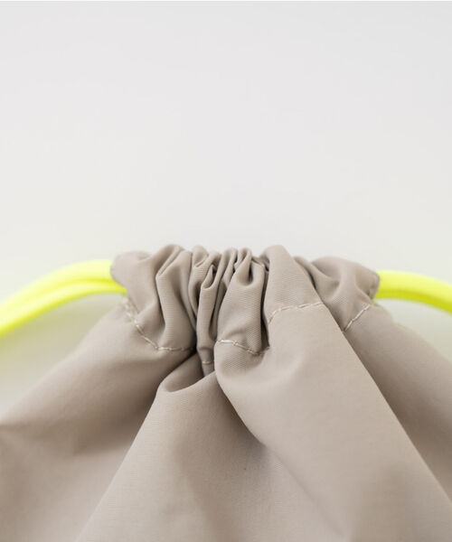 and D. petit main（アンドディープティマイン）の「【撥水】バイカラー巾着（バックパック/リュック・キッズ・ベージュ/ラベンダー/チャコール・F）」の6枚目の写真