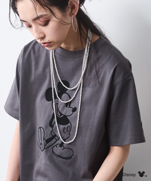 Disney（ディズニー）の「ミッキーマウス/綿100％フロッキープリントTシャツ＜大きいサイズ有＞シックスタイル（Tシャツ/カットソー・レディース・ベージュ/オフホワイト/チャコール・4L/3L/LL/L/M/5L）」の3枚目の写真