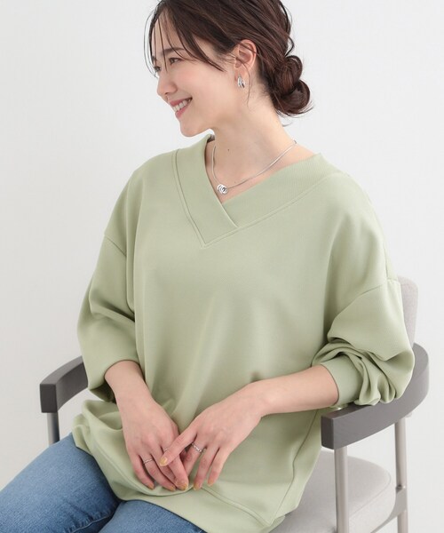 SHOO・LA・RUE（シューラルー）の「【洗濯機可】インせずすっきり見え　優しい雰囲気のVネックトップス（Tシャツ/カットソー・レディース・ライトベージュ/ブラック/グリーン系・03/02）」の3枚目の写真