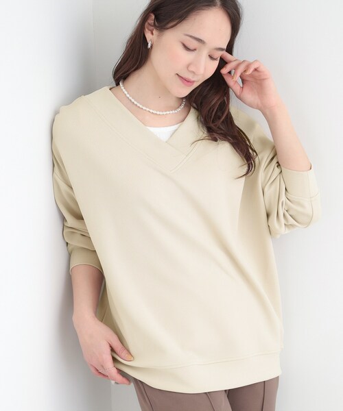 SHOO・LA・RUE（シューラルー）の「【洗濯機可】インせずすっきり見え　優しい雰囲気のVネックトップス（Tシャツ/カットソー・レディース・ライトベージュ/ブラック/グリーン系・03/02）」の2枚目の写真