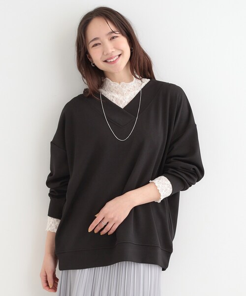 SHOO・LA・RUE（シューラルー）の「【洗濯機可】インせずすっきり見え　優しい雰囲気のVネックトップス（Tシャツ/カットソー・レディース・ライトベージュ/ブラック/グリーン系・03/02）」の4枚目の写真