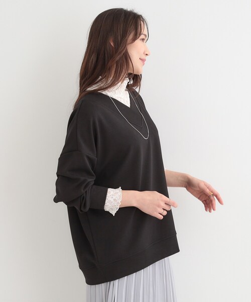 SHOO・LA・RUE（シューラルー）の「【洗濯機可】インせずすっきり見え　優しい雰囲気のVネックトップス（Tシャツ/カットソー・レディース・ライトベージュ/ブラック/グリーン系・03/02）」の5枚目の写真