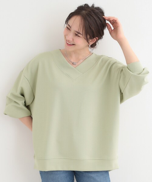 SHOO・LA・RUE（シューラルー）の「【洗濯機可】インせずすっきり見え　優しい雰囲気のVネックトップス（Tシャツ/カットソー・レディース・ライトベージュ/ブラック/グリーン系・03/02）」の8枚目の写真