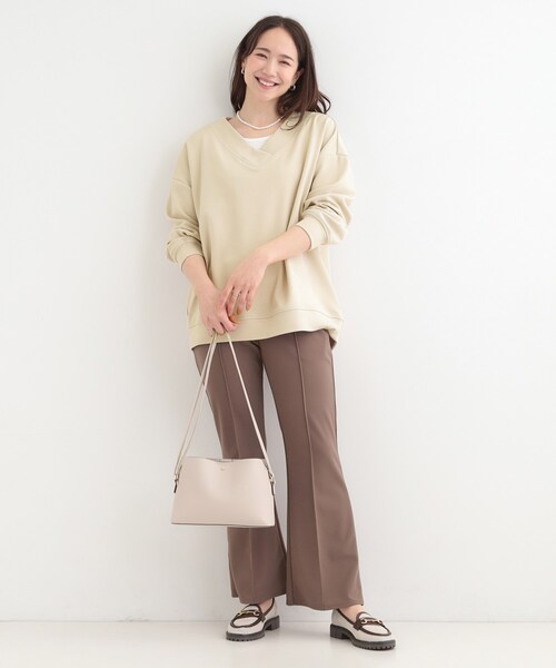 SHOO・LA・RUE（シューラルー）の「【洗濯機可】インせずすっきり見え　優しい雰囲気のVネックトップス（Tシャツ/カットソー・レディース・ライトベージュ/ブラック/グリーン系・03/02）」の14枚目の写真