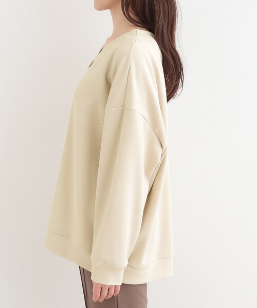 SHOO・LA・RUE（シューラルー）の「【洗濯機可】インせずすっきり見え　優しい雰囲気のVネックトップス（Tシャツ/カットソー・レディース・ライトベージュ/ブラック/グリーン系・03/02）」の17枚目の写真