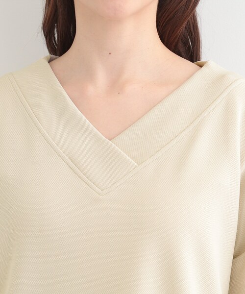 SHOO・LA・RUE（シューラルー）の「【洗濯機可】インせずすっきり見え　優しい雰囲気のVネックトップス（Tシャツ/カットソー・レディース・ライトベージュ/ブラック/グリーン系・03/02）」の19枚目の写真