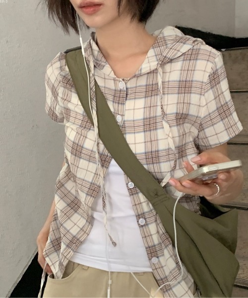 Teem Store(チームストア)の「フード付きサイドギャザーコンパクトチェック柄シアーシャツ(シャツ/ブラウス・レディース・グリーン/ベージュ/ネイビー・F)」の2枚目の写真