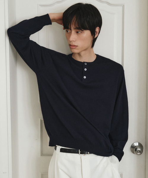 WEDNESDAY OASIS(ウェンズデーオアシス)の「ウォッシャブルミニマルヘンリーネックニット_NAVY(WC26KN21)(ニット/セーター・メンズ・ネイビー・LARGE/X-LARGE/MEDIUM)」の1枚目の写真