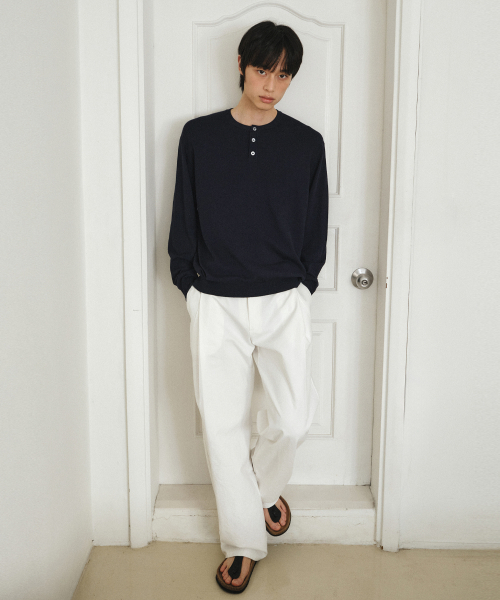 WEDNESDAY OASIS(ウェンズデーオアシス)の「ウォッシャブルミニマルヘンリーネックニット_NAVY(WC26KN21)(ニット/セーター・メンズ・ネイビー・LARGE/X-LARGE/MEDIUM)」の2枚目の写真
