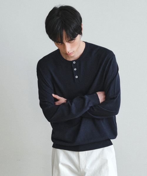 WEDNESDAY OASIS(ウェンズデーオアシス)の「ウォッシャブルミニマルヘンリーネックニット_NAVY(WC26KN21)(ニット/セーター・メンズ・ネイビー・LARGE/X-LARGE/MEDIUM)」の4枚目の写真