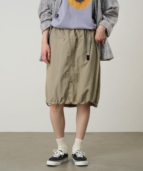Gramicci(グラミチ)の「NYLON PACKABLE MIDI SKIRT|ナイロンパッカブルミディスカート(スカート・メンズ・ベージュ系その他/ブラック/オリーブ・L/M)」の2枚目の写真
