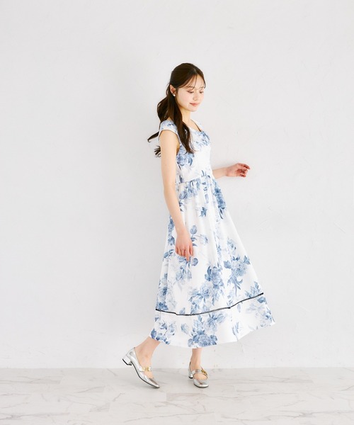 tocco closet(トッコ クローゼット)の「アシンメトリービッグカラーフラワープリントワンピース(ワンピース・レディース・ネイビー/ピンク・M)」の5枚目の写真