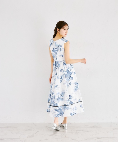 tocco closet(トッコ クローゼット)の「アシンメトリービッグカラーフラワープリントワンピース(ワンピース・レディース・ネイビー/ピンク・M)」の6枚目の写真